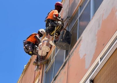 Operarios realizando tareas de saneamiento de una fachada