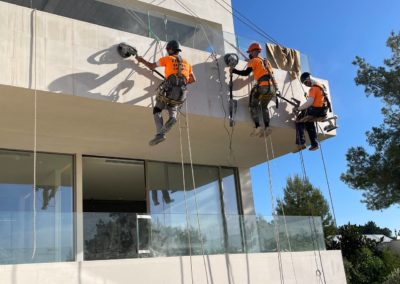 Empleados de Vertical Balear trabajando en el aislamiento de una fachada
