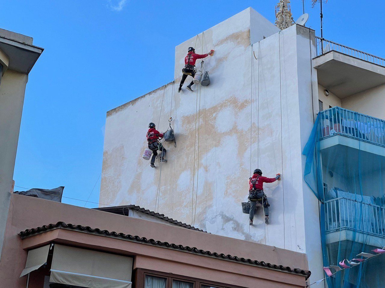 Trabajadores de Vertical Balear remodelando una fachada