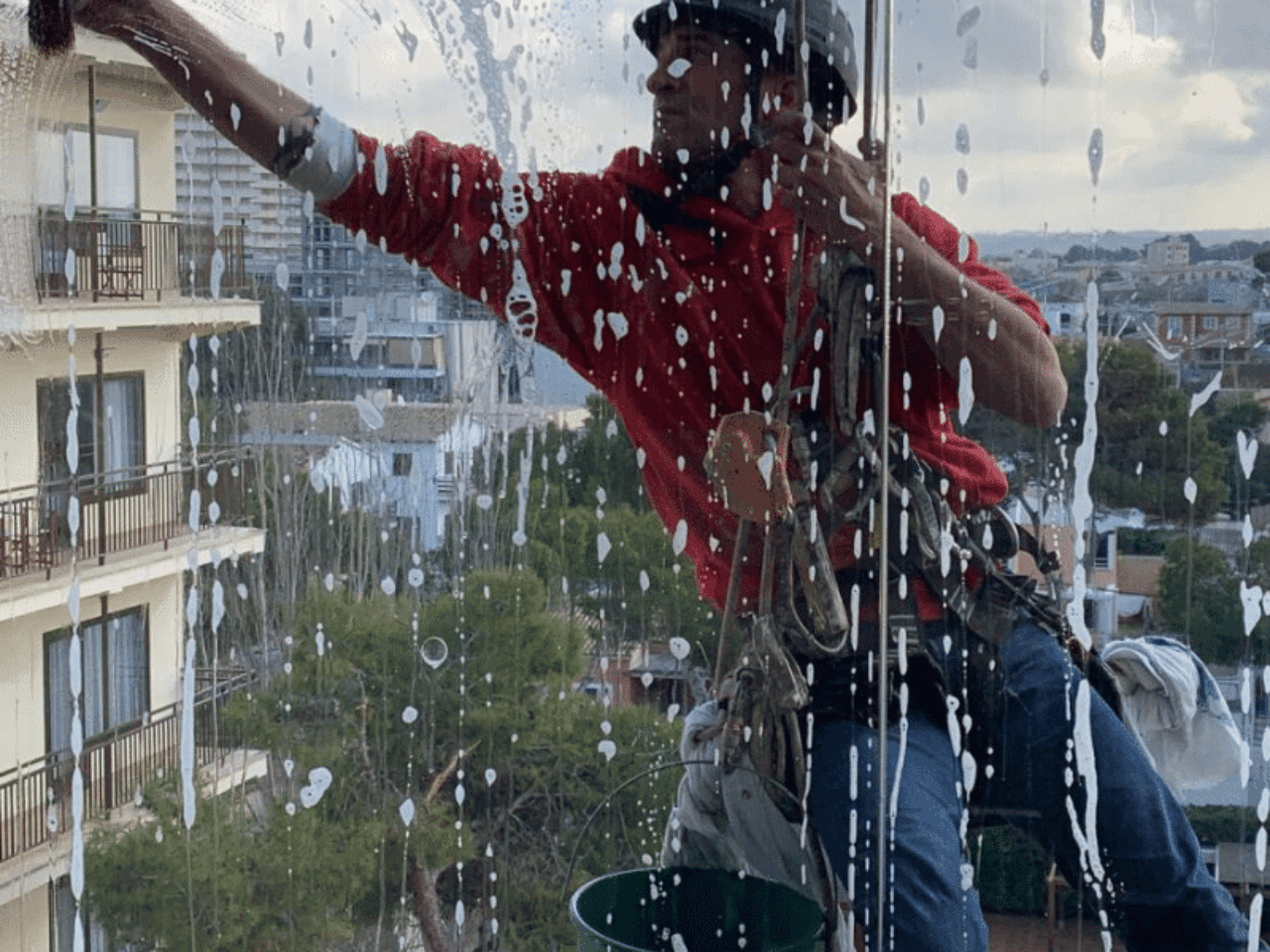 Limpieza de fachadas de cristal y paredes exteriores