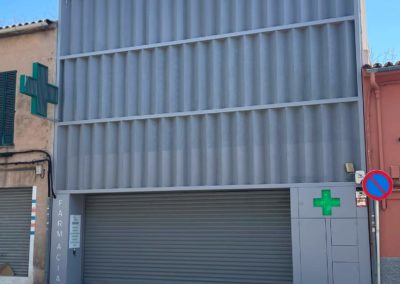 Restauración de fachada de hierro en imprimación y acabado a dos manos de pintura de esmalte en Farmacia del Molinar