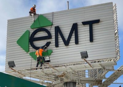Cambio de letrero de logo de la emt autobuses de Palma de Mallorca